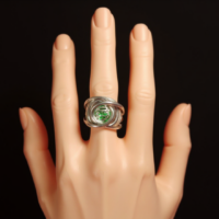 Bague “Spirale Émeraude Métallique”